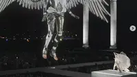 Lisa BLACKPINK Kejutkan Penonton dengan Tampil Bareng Malaikat di Coachella 2026