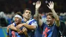 Trio MSN Barcelona, Neymar Jr, Luis Suarez dan Lionel Messi melakukan selebrasi usai berhasil menjuarai Liga Champions dengan mengalahkan Juventus di Stadion Olympic, Berlin, Sabtu, (6/6/2015). (AFP/Oliver Lang)