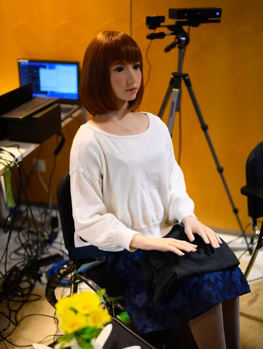 Sebuah robot humanoid bernama Erica dipresentasikan pada Konferensi Internasional IROS 2018 di Madrid, Spanyol (5/10). Karena sangat mirip dengan manusia, Erica mendapat perhatian lebih di konferensi tersebut. (AFP Photo/Gabriel Bouys)
