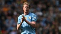 Pemain Manchester City, Kevin De Bruyne merayakan kemenangan timnya atas Leicester dalam laga lanjutan Liga Inggris 2024/2025 di Etihad Stadium, Manchester, Inggris, Sabtu (12/04/2025) waktu setempat. (AFP/Paul Ellis)