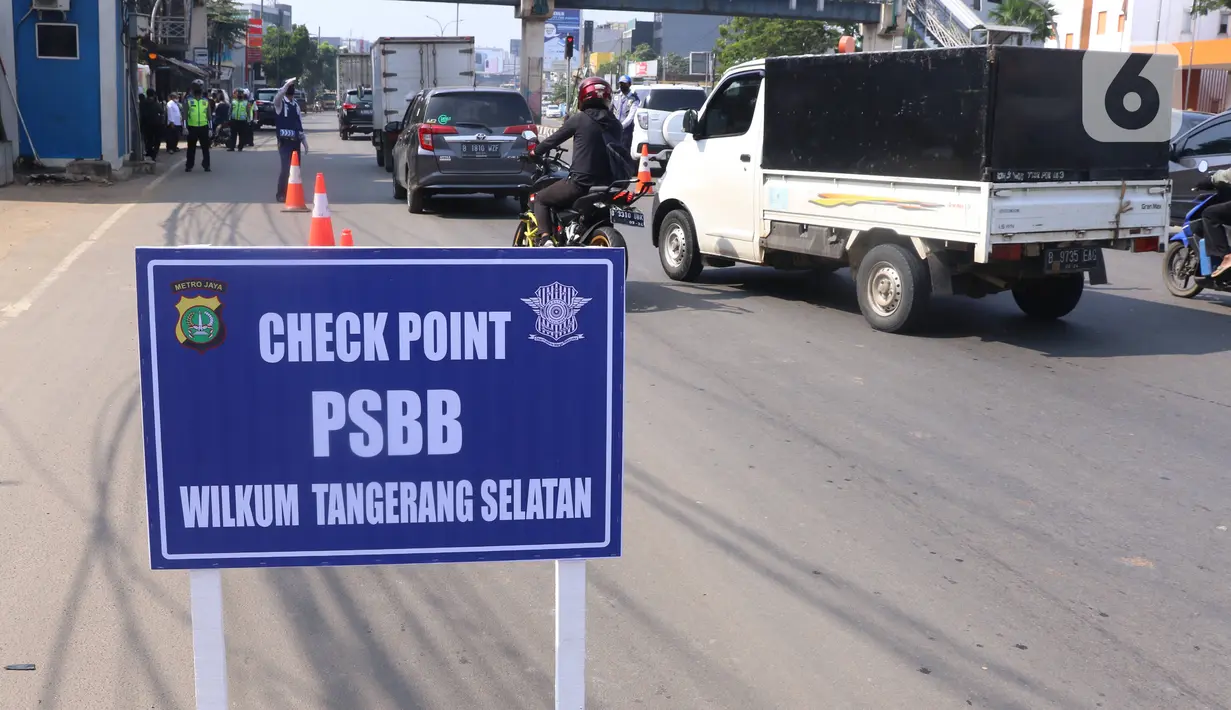 Pos check point saat pelaksanaan Pembatasan Sosial Berskala Besar (PSBB) di kawasan Gading Serpong, Tangerang Selatan, Sabtu (18/4/2020). Hari ini PSBB resmi diberlakukan di Tangerang Raya yang terdiri dari Kota Tangerang, Kabupaten Tangerang dan Tangerang Selatan. (Liputan6.com/Angga Yuniar)