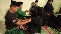 Tradisi Paleredan Atau Mengurut Tangan Murid Silat Agar Lebih Kuat. (Kamis, 08/04/2021). (Liputan6.com/Yandhi Deslatama).
