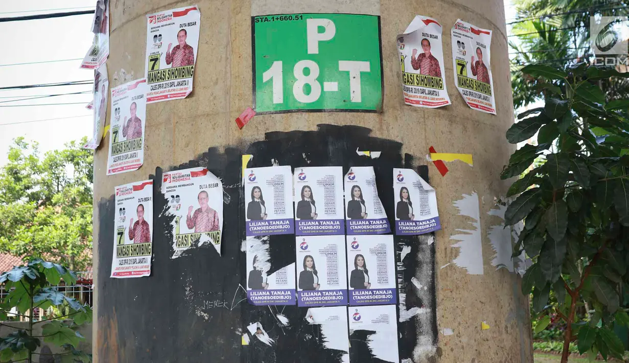 <p>Alat peraga kampanye calon legislatif menempel di sepanjang tiang penyangga Jalan Tol Desari, Jakarta, Kamis (25/4). Meskipun Pemilu serentak telah selesai, namun masih banyak APK yang terdapat di sejumlah sudut Ibukota dan menjadi sampah visual. (Liputan6.com/Immanuel Antonius)</p>