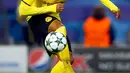 Penyerang Dortmund, Pierre-Emerick Aubameyang berusaha mengontrol bola saat berhadapan dengan  Legia Warszawa di Grup F Liga Champiosn di Signal Iduna Park, Jerman (23/11). Dortmund menang telak atas Legia dengan skor 8-4. (REUTERS/Wolfgang Rattay)