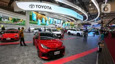 Suasana booth Toyota saat memamerkan produk terbaru dan terinovatif dalam ajang Gaikindo Indonesia International Auto Show (GIIAS) 2024 di ICE BSD, Kabupaten Tangerang, Rabu (17/7/2024). (Liputan6.com/Angga Yuniar)