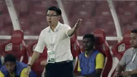 Pelatih Malaysia, Tan Cheng Hoe, saat melawan Indonesia pada laga kualifikasi Piala Dunia 2022 di SUGBK, Jakarta, Kamis (5/9). Indonesia takluk 2-3 dari Malaysia. (Bola.com/M Iqbal Ichsan)