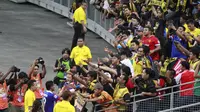 Fans Malaysia hanya mengganti kata: "Yo, Ayo Malaysia. Ku ingin Malaysia harus menang."