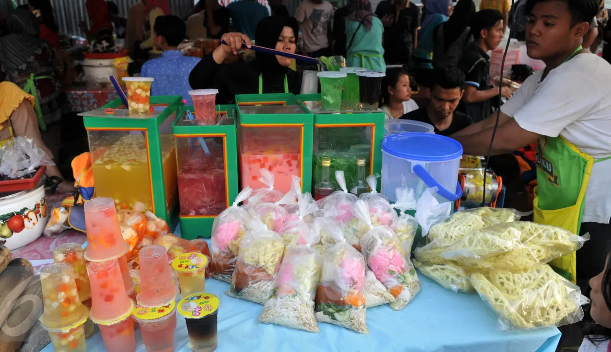Aneka camilan untuk berbuka puasa tampak dijajakan pedagang di Pasar Benhil, Jakarta, Kamis (18/6/2015). Biasanya sejak pukul 16.00 WIB pasar ini mulai disebu para pecinta kuliner berbuka puasa. (Liputan6.com/Johan Tallo)