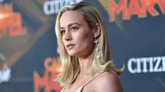 Aktris Brie Larson berpose saat menghadiri pemutaran perdana film "Captain Marvel" di Hollywood, California, AS (4/3). Brie Larson tampil cantik mengenakan gaun emas bertabur bintang-bintang. (AFP Photo/Amy Sussman)