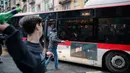 Ultras Napoli menendang dan melempari bus yang ditumpangi suporter Eitracht Frankfurt dengan batu dan botol. (AP Photo/Salvatore Laporta)