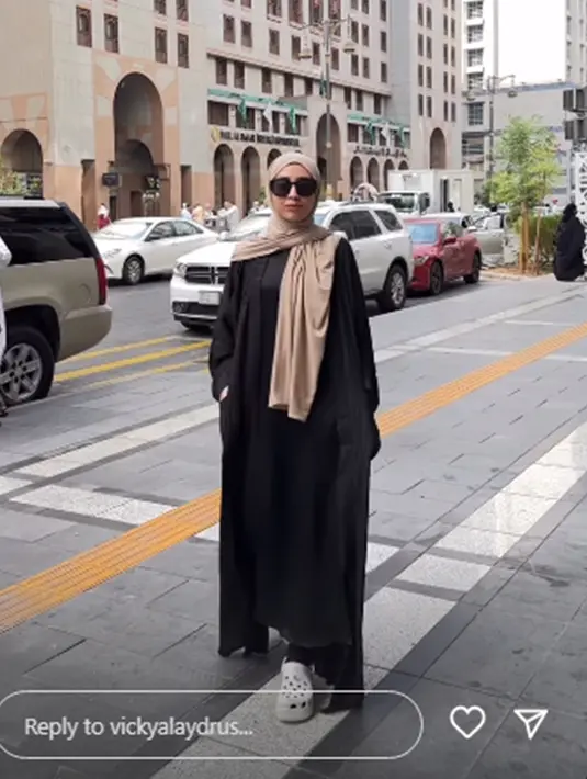 Dirinya juga turut memperlihatkan berbagai kegiatan selama berada di Tanah Suci. Termasuk saat dirinya tengah berkeliling kota Mekkah. (Liputan6.com/IG/@vickyalaydrus)