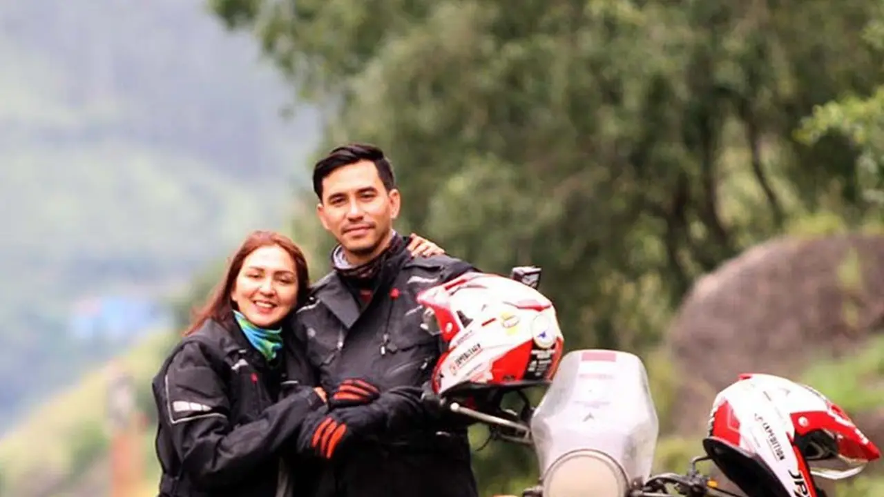 FOTO: Momen Seru Darius Sinathrya bersama Donna Agnesia Saat Naik Moge