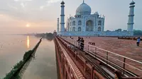 Banjir mengelilingi kompleks Taj Mahal, India. (dok. Pawan SHARMA / AFP)
