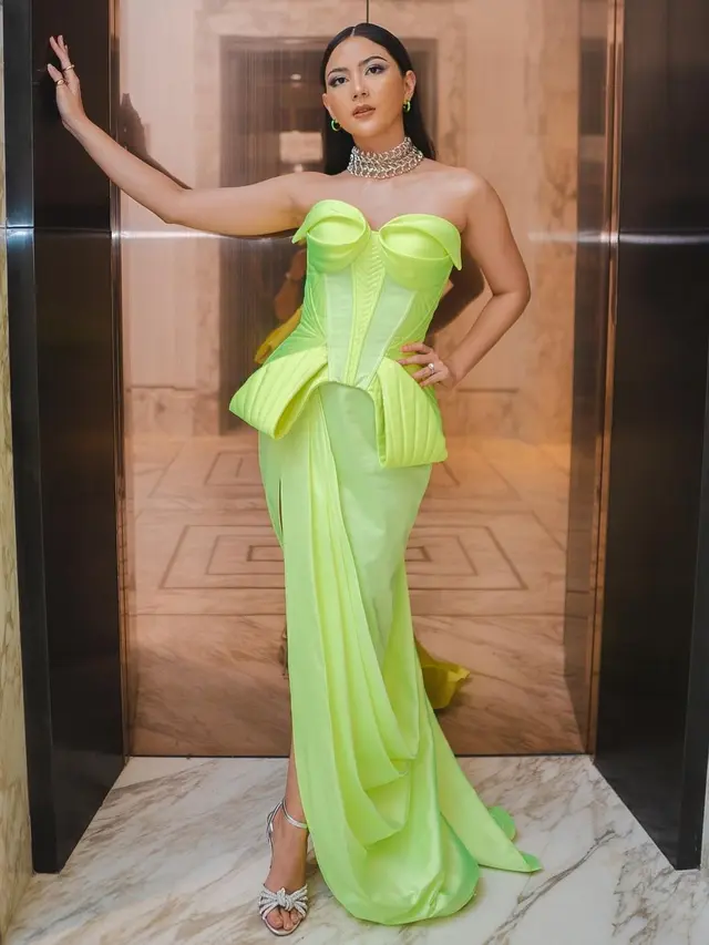 Cantiknya Jessica Mila Kenakan Gaun Hijau di Premiere Film Perfect Strangers