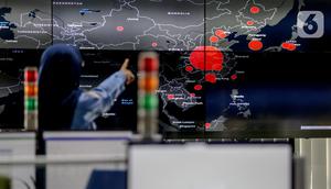 Petugas menunjukan penyebaran virus corona (COVID-19) pada layar pemantau di Dinas Kesehatan DKI Jakarta, Senin (9/3/2020). Sampai hari ini, Posko COVID-19 DKI Jakarta terlah dihubungi 3.580 orang. (Liputan6.com/Faizal Fanani)
