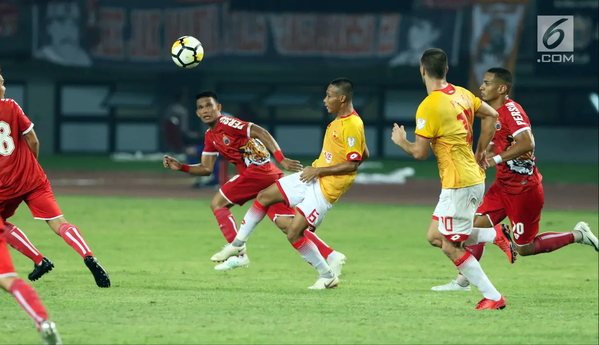Pemain tengah Selangor FA, Evan Dimas Darmono (tengah) saat laga persahabatan melawan Persija di Stadion Patriot Candrabhaga, Bekasi, Kamis (6/9). Persija kalah 1-2. (Liputan6.com/Helmi Fithriansyah)