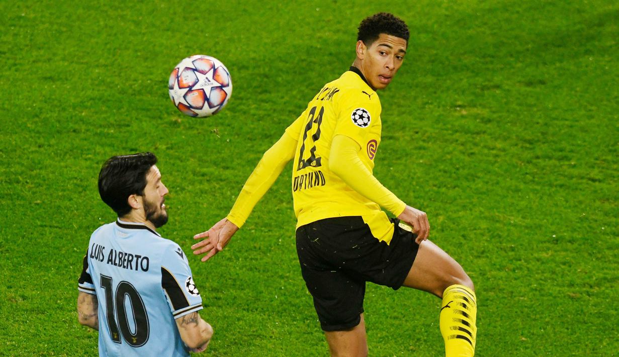 1. Jude Bellingham (Borussia Dortmund) - Gelandang berusia 17 tahun ini merupakan pemain yang baru membela Die Borussen musim ini. Pemain asal Inggris itu kini memiliki harga sebesar 27 juta euro atau setara dengan Rp461 miliar. (Bernd Thissen/Pool/AFP)