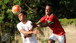 Pemain seleksi Timnas Indonesia U-19 berebut bola dengan pemain PON DKI Jaya saat laga uji coba kedua di NYTC Sawangan, Sabtu (6/8/2016). Pemain seleksi Timnas U-19 takluk dari PON DKI Jaya 0-1. (Liputan6.com/Helmi Fithriansyah)