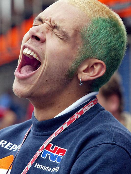 Valentino Rossi tampil dengan rambut berwarna emas dan hijau pada tahun 2003. (AFP/Vanderlei Almeida)