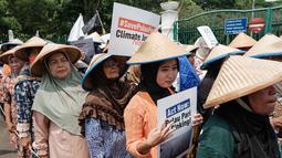 Dalam aksinya, mereka menuntut pemerintah segera mencabut Izin Usaha Pemanfaatan Hasil Reklamasi Pantai (PKKPRL) yang diberikan untuk proyek pembangunan swasta di pulau tersebut. (Yasuyoshi CHIBA/AFP)