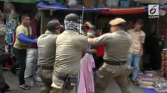 PKL kini mulai menjamur disekitar kawasan Tanah Abang. Aksi tarik menarik antar Satpol PP dan PKL terjadi selama operasi berlangsung.