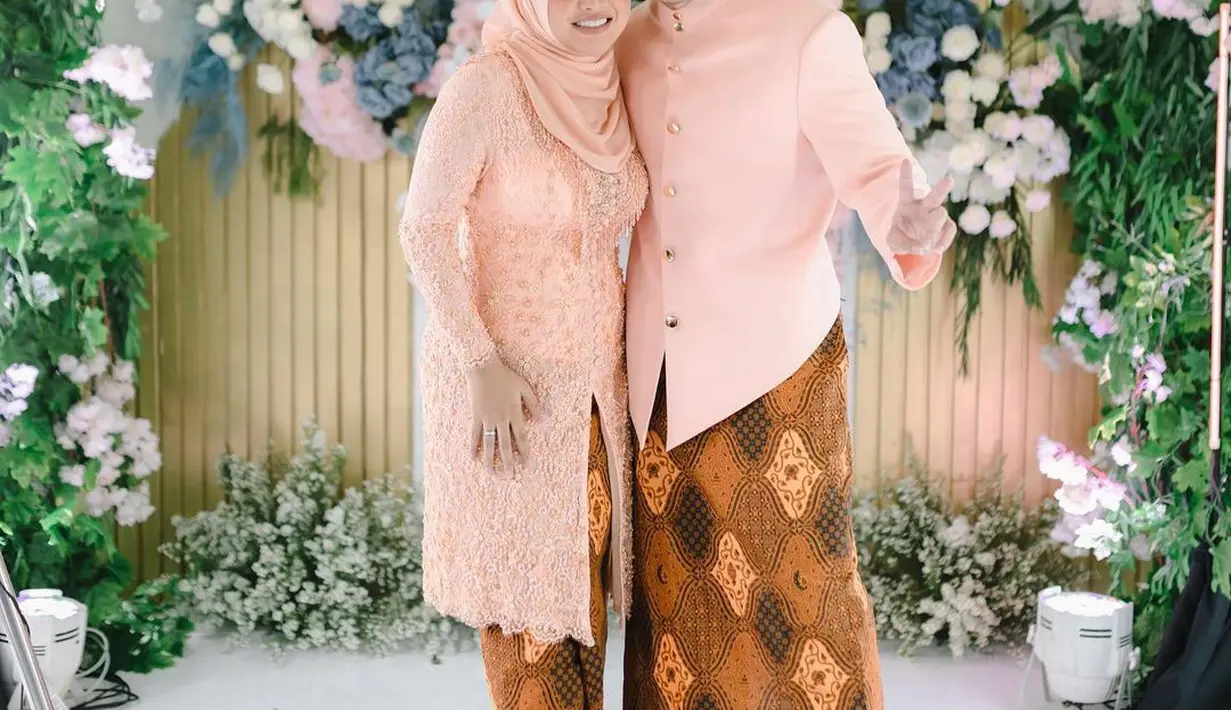 Kebaya dengan detail payet dan sejumlah kristal di bagian depan itu dipadukan dengan kain jarik.
 (Instagram/attahalilintar).