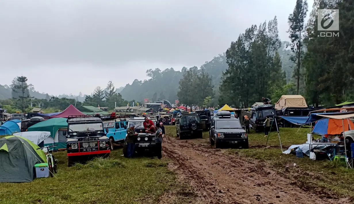 Pemilik dan pecinta Land Rover yang tergabung dalam ILRU ketika menggelar kamping bersama di kaki Gunung Gede, Bogor, Jawa Barat, Sabtu (22/12). Acara yang digelar pada 21-23 Desember 2018 diisi dengan beragam kegiatan menarik. (Liputan6.com/Pool/ILRU)