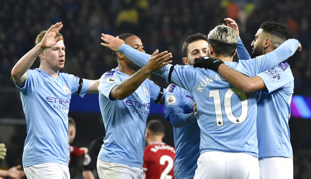 Para pemain Manchester City merayakan gol yang dicetak oleh Sergio Aguero ke gawang Sheffield United pada laga Premier League 2019 di Stadion Etihad, Minggu (30/12). Manchester City menang 2-0 atas Sheffield United. (AP/Rui Vieira)