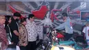 Presiden RI, Joko Widodo menaiki salah satu motor customs yang dipamerkan pada Indonesia International Motor Show 2018 di JIExpo, Jakarta, Kamis (19/4). IIMS 2018 diselenggarakan hingga 29 April mendatang. (Liputan6.com/Helmi Fithriansyah)