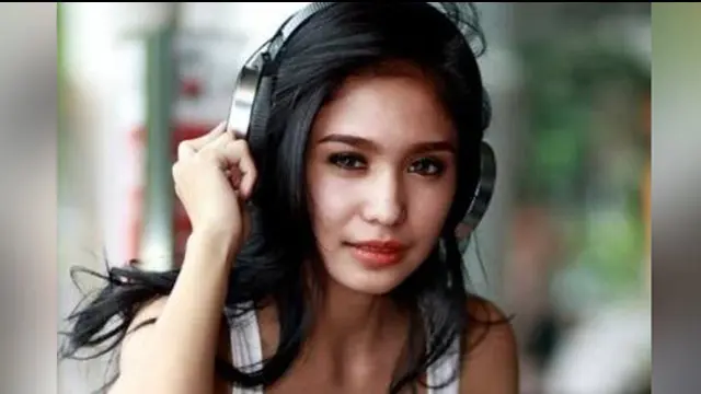 Wanita-wanita seksi yang dulunya adalah seorang model ini tidak ragu untuk melakoni profesi DJ dengan aksi yang menawan.