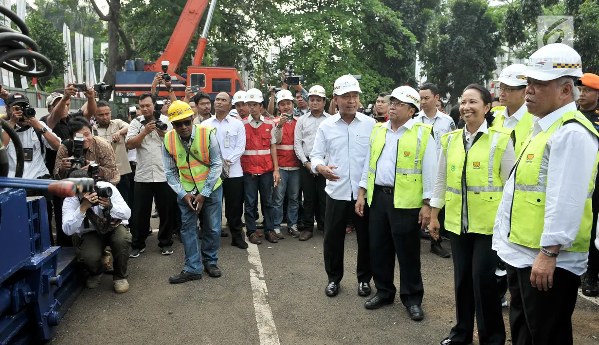 Menteri BUMN Rini Soemarno, Menteri PUPR Basuki Hadimuljono saat meresmikan pembangunan proyek rumah susun dengan konsep Transit Oriented Development (TOD) di Stasiun Tanjung Barat, Jakarta, Selasa (15/8). (Liputan6.com/Yoppy Renato)