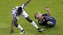 Aksi duel Paul Pogba,gelandang Juventus dengan penyerang Barcelona Lionel Messi. (REUTERS/Fabrizio Bensch)