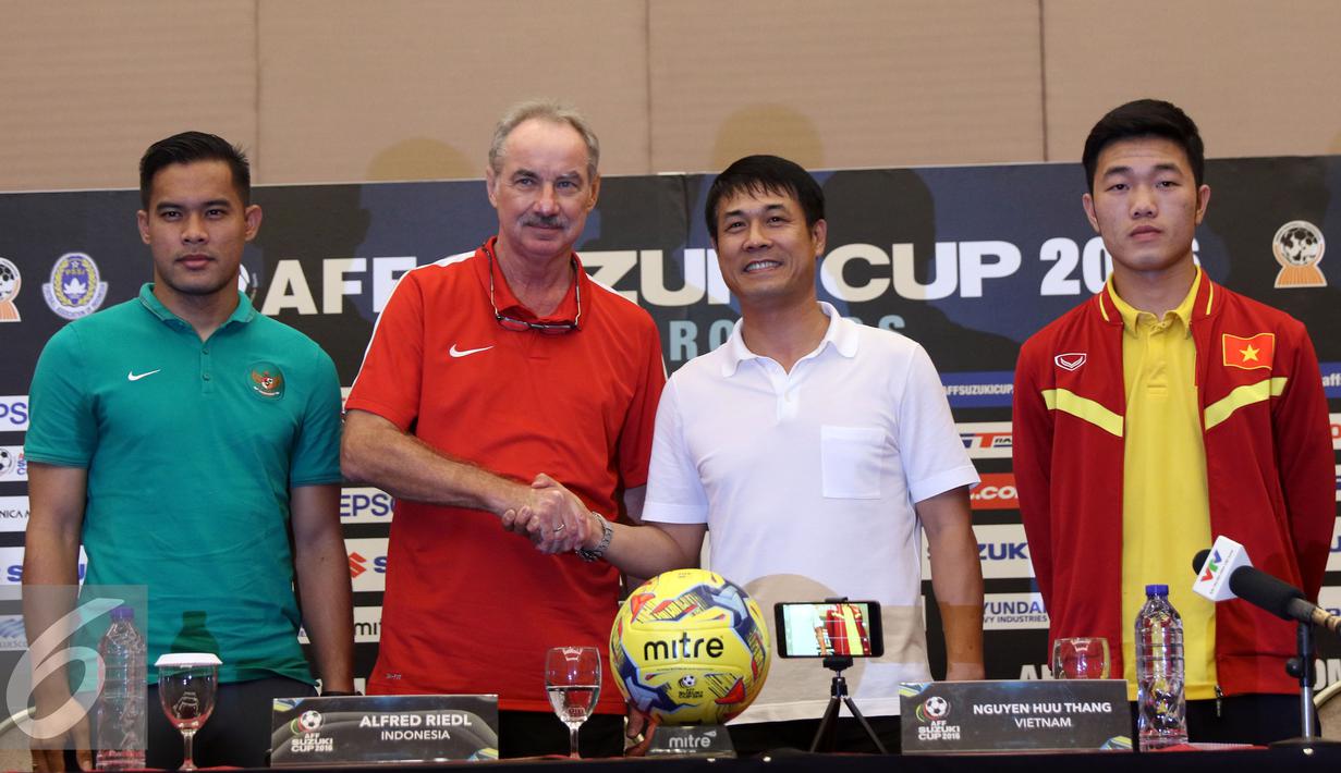 Pelatih Indonesia, Alfred Riedl (kedua kiri) bersalaman dengan pelatih Vietnam, Nguyen Huu Thang usai memberi keterangan jelang laga semifinal leg pertama Piala AFF 2016 di Bogor, Jumat (2/12). (Liputan6.com/Helmi Fithriansyah)