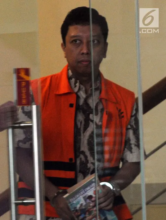 Mantan Ketum PPP Muhammad Romahurmuziy akan menjalankan salat jumat usai diperiksa oleh penyidik di Gedung KPK, Jakarta, Jumat (21/6/2019). Rommy diperiksa sebagai tersangka terkait dugaan menerima suap dalam jual beli jabatan di Kemenag Jawa Timur. (merdeka.com/Dwi Narwoko)