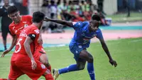 Ricky Kayame dihadang dua pemain Semen Padang dalam laga di Stadion H. Agus Salim, Padang, Jumat (12/7/2019). (Bola.com/Iwan Setiawan)