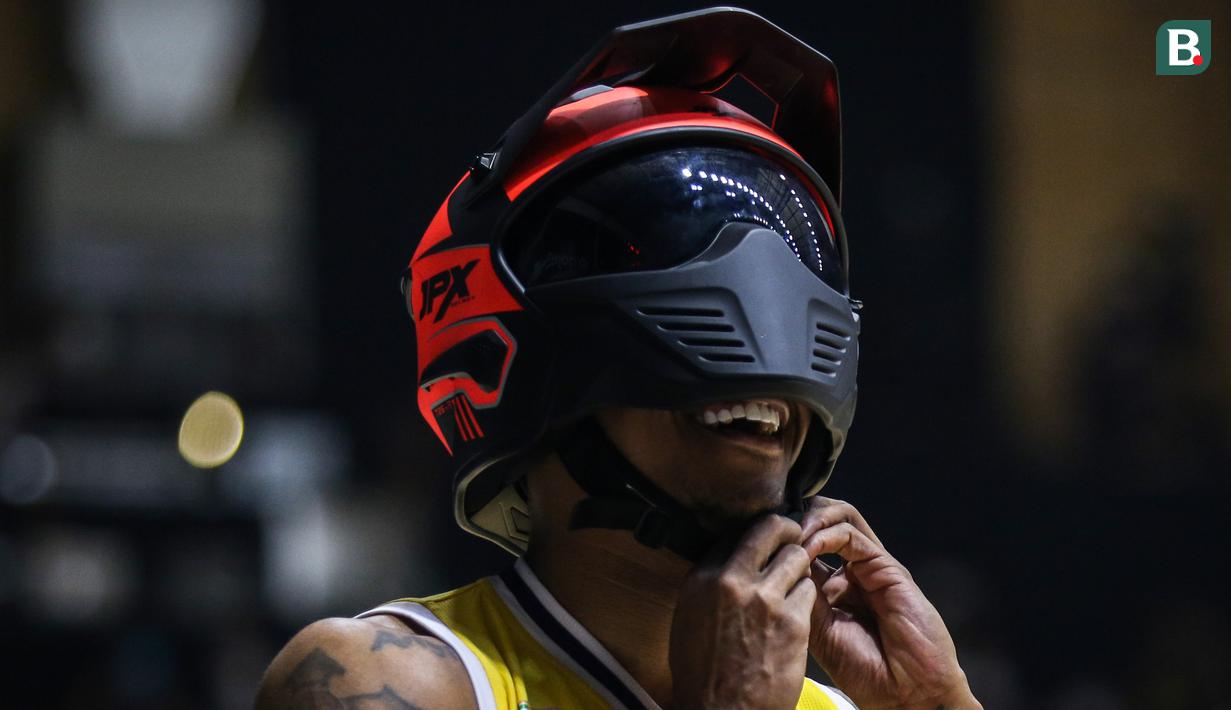 Reaksi pebasket Tangerang Hawks, Jarron Crump ketika melepas helm saat IBL All Star 2022 Dunk Contest di Hall Basket GBK, Senayan, Kamis (31/03/2022). (Bola.com/Bagaskara Lazuardi)