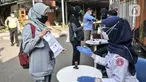 Calon penumpang KRL menunjukkan surat saat pemeriksaan Surat Tanda Registrasi Pekerja (STRP) di Stasiun Bekasi, Jawa Barat, Selasa (13/7/2021). KAI Commuter mewajibkan calon penumpang KRL menunjukkan STRP sebagai syarat perjalanan selama masa PPKM Darura. (merdeka.com/Iqbal S. Nugroho)