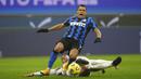 Bek Juventus, Merih Demiral, menjatuhkan striker Inter Milan, Alexis Sanchez, pada laga Coppa Italia di Stadion Giuseppe Meazza, Selasa (2/2/2021). Juventus menang dengan skor 2-1. (AP/Luca Bruno)