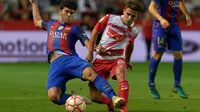  Pemain Barcelona, Carles Alena, berebut bola dengan pemain Espanyol, Oscar Melendo (kanan), dalam laga Piala Super Catalunya di Estadio Nou Tarragona, Rabu (26/10/2016) dini hari WIB. (AFP/Lluis Gene)