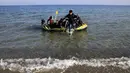 Para imigran Afghanistan tiba di pulau Yunani Kos usai mendayung melintasi Laut Aegea antara Turki dan Yunani pada, (8/8/2015). PBB dan UNHCR memperkirakan bahwa Yunani telah menerima lebih dari 107.000 pengungsi. (REUTERS/Yannis Behrakis)