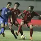 Gelandang Timnas Indonesia, Septian David Maulana, berusaha menghadang pemain Thailand saat pertandingan persahabatan di Stadion Pakansari, Bogor, Minggu, (03/6/2018). (Bola.com/M Iqbal Ichsan)