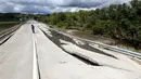 Kondisi jalan yang rusak usai gempa berkekuatan 7,6 SR melanda Pulau Chiloe, Chili, Minggu (25/12). Gempa ini dirasakan sampai ke Argentina. ( REUTERS / Stringer )