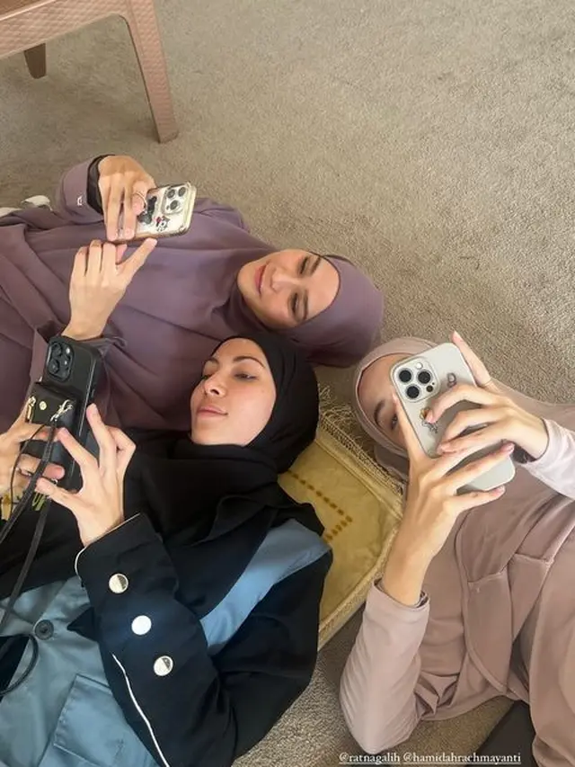 <p>Zaskia Adya Mecca menemui pengungsi Palestina di Yordania. (Instagram/ zaskiadyamecca)</p>