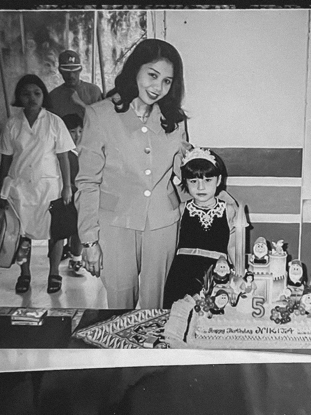 Nikita Willy unggah foto masa kecil bersama ibunda (Instagram/nikitawillyofficial94)