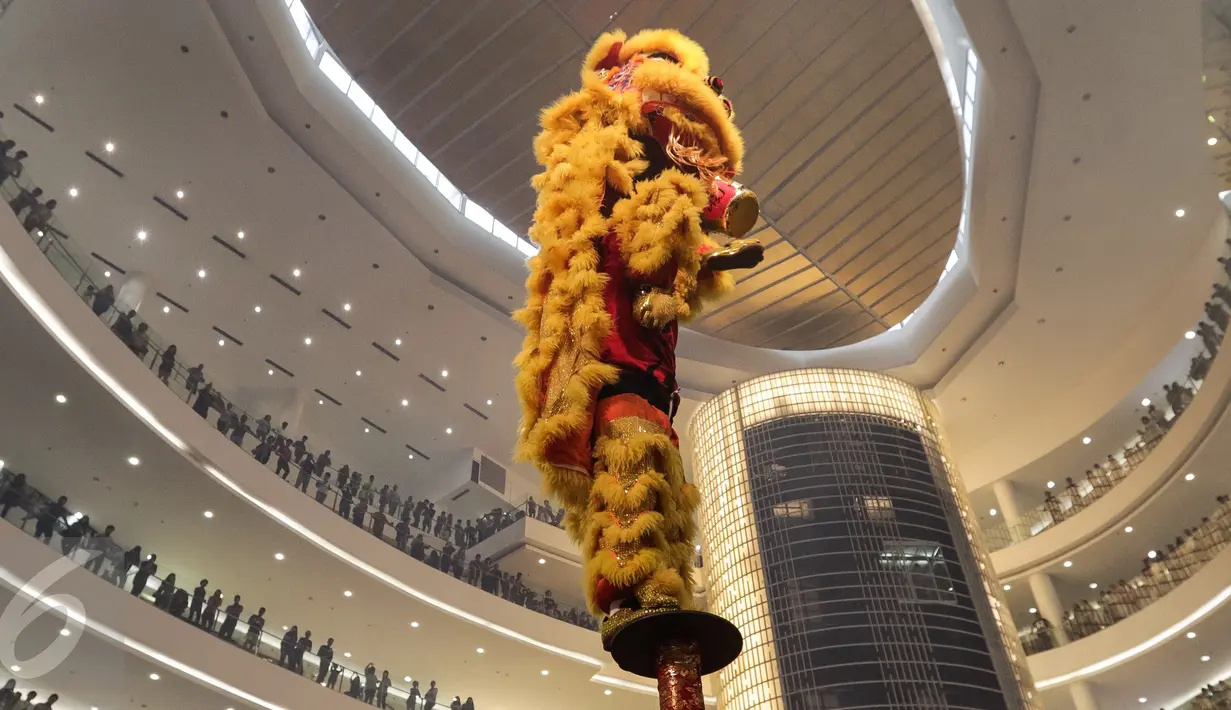 Pusat perbelanjaan Senayan City menampilkan atraksi Barongsai Tonggak saat perayaan Imlek 2568, Jakarta, Sabtu (28/01). Kehadiran atraksi barongsai ini menjadi tontonan menarik bagi pengunjung. (Liputan6.com/Fery Pradolo)