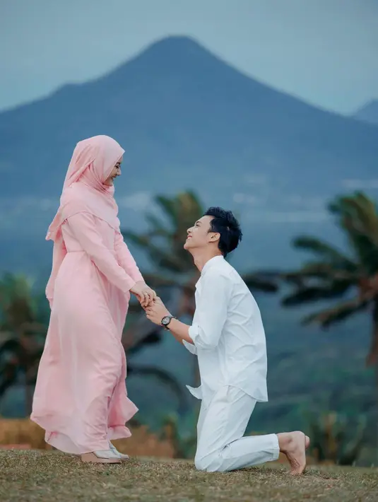 "Sekarang teknologi udah canggih, bisa pakai fitur live streaming SnackVideo jika kerabat ingin menjadi saksi," jelas keduanya. (Instagram/rey_mbayang)