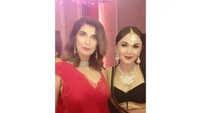 6 Gaya Yuni Shara Saat Hadiri Pesta Diwali, Cantik Pakai Sari