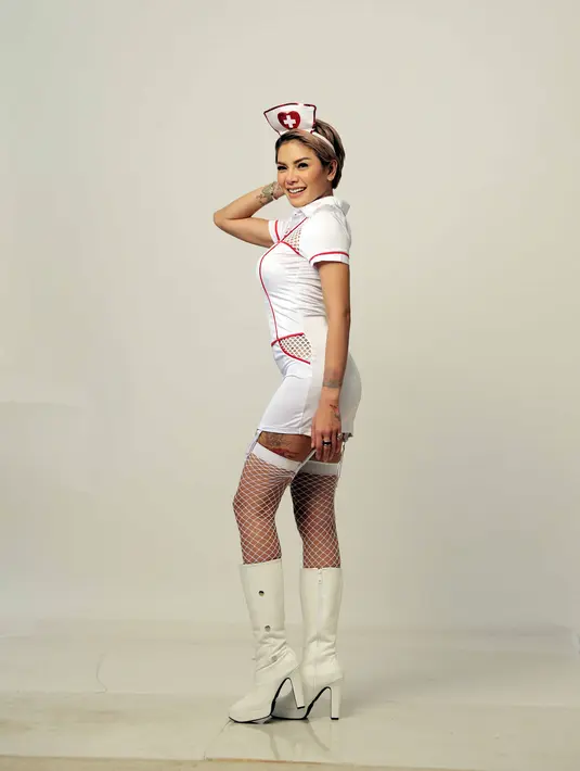 "Gua ketemunya di (lantai) bawah, gua tidak tahu ada apa. Dia bilang ada acara tapi seingat gua, sepengelihatan gua, tidak ada acara di sana. Mungkin dia juga nggak tahu lagi mau ngomong apa. Tapi buat gue sah-sah aja, cuma di-resepsionis," tutur Nikita.