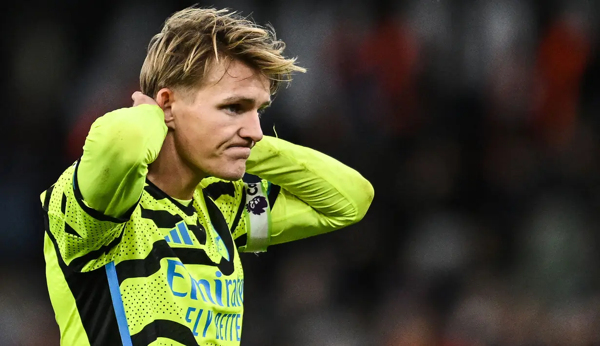 Reaksi kecewa kapten Arsenal, Martin Odegaard setelah gagal memaksimalkan peluang di depan gawang Aston Villa pada laga pekan ke-16 Liga Inggris 2023/2024 di Villa Park, Birmingham, Minggu (10/12/2023) dini hari WIB. (AFP/Justin Tallis)