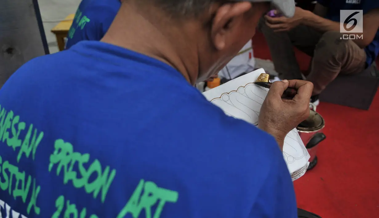 Warga binaan membuat batik saat acara Indonesian Prison Art Festival (IPAFest) 2018 di Taman Ismail Marzuki, Jakarta, Senin (23/4). Sebanyak 450 narapidana dari 36 Lapas dan Rutan se-Indonesia tampil dalam acara tersebut. (Merdeka.com/Iqbal S Nugroho)